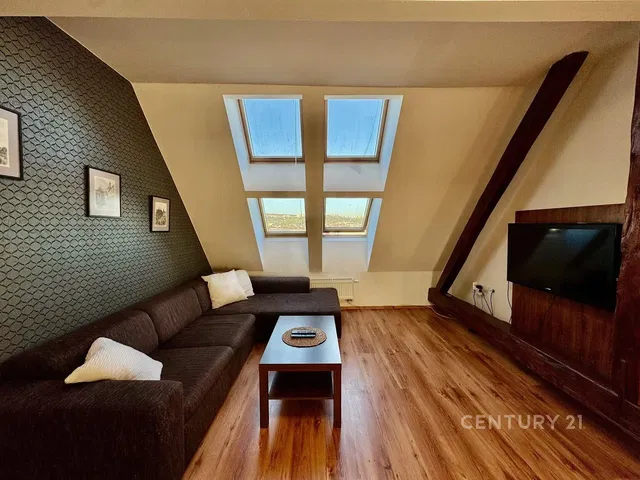 Soggiorno; pavimento in legno, luce naturale