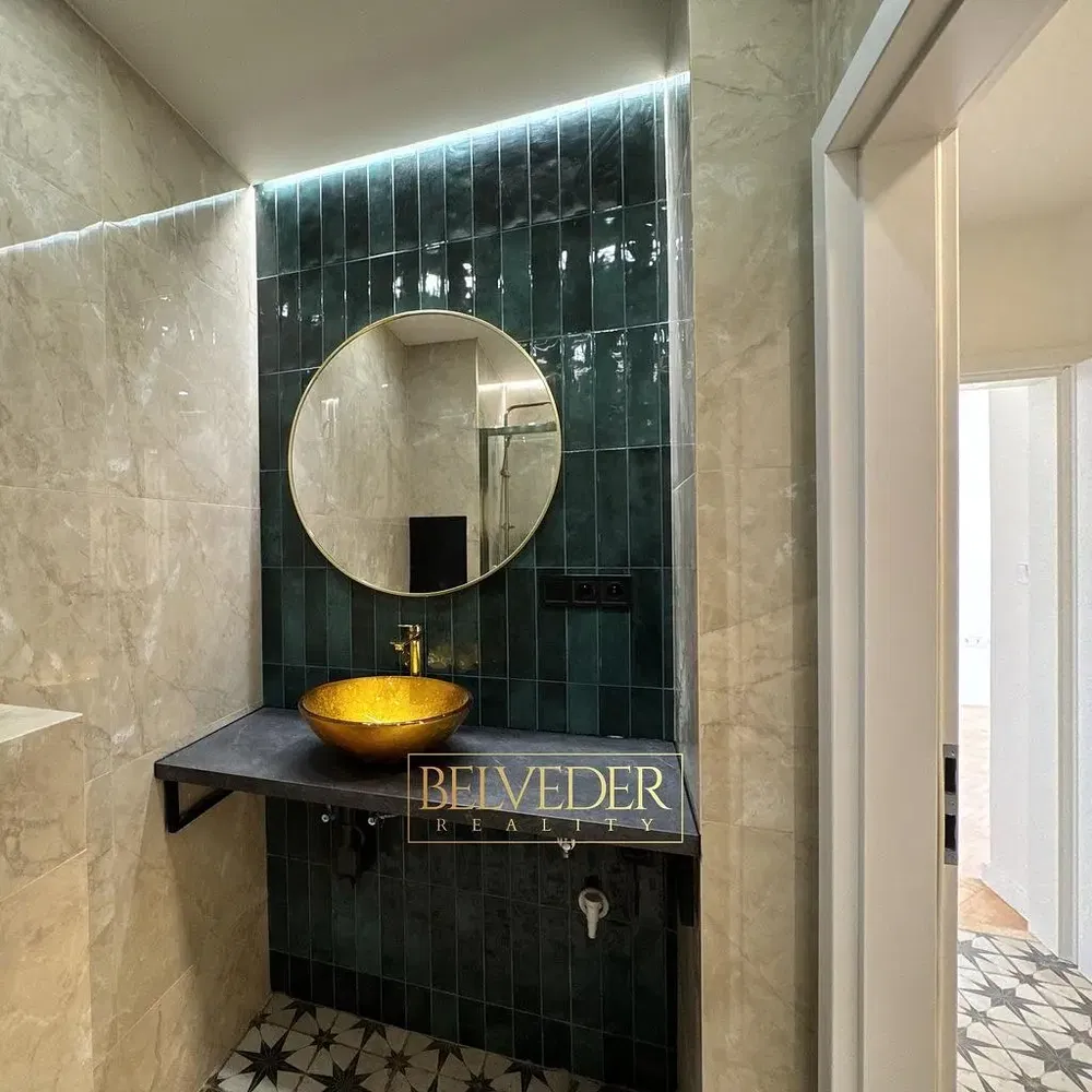 Toalet; pločice, renoviran, prirodno svjetlo, moderni stil