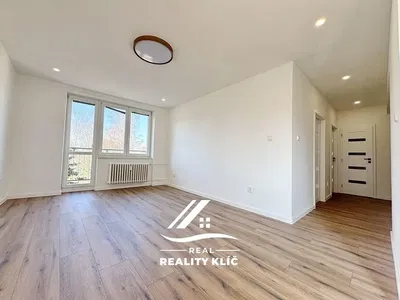 Oturma odası; ahşap zemin, doğal ışık, tadilatlı