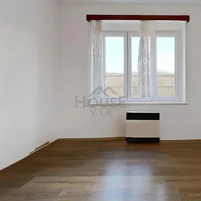 Oturma odası; manzara, ahşap zemin, doğal ışık