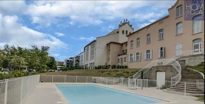 Maison et environs; vue