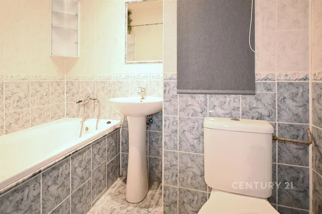 Bagno; pavimento in piastrelle, ristrutturato