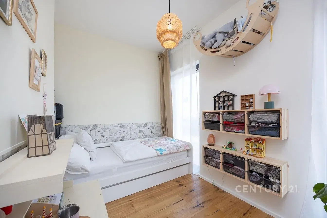 Camera dei bambini; pavimento in legno, luce naturale, stile moderno