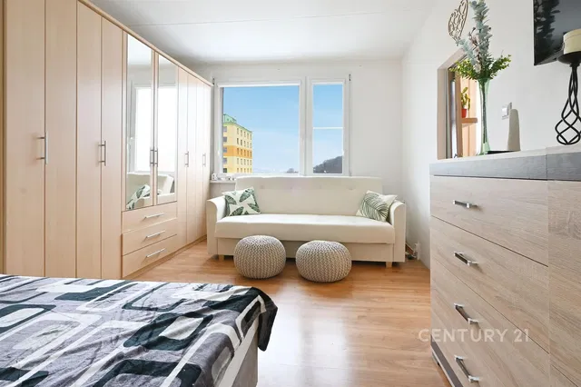 Slaapkamer; uitzicht, houten vloer, natuurlijk licht, moderne stijl