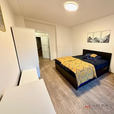 Schlafzimmer; holzboden, tageslicht, moderner stil