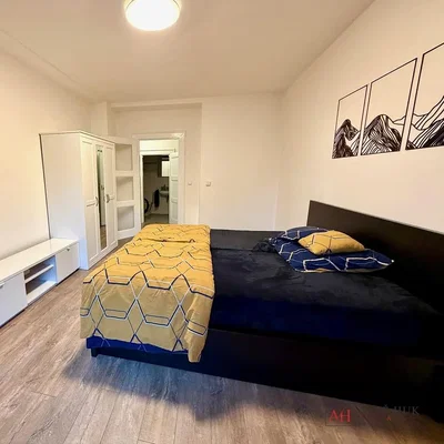 Schlafzimmer; holzboden, tageslicht