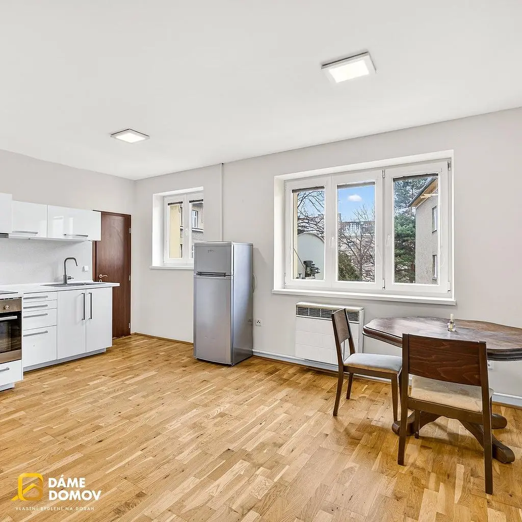 Kuchyně; výhled, dřevěná podlaha, přirozené světlo