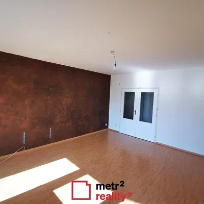 Wohnzimmer; holzboden, tageslicht