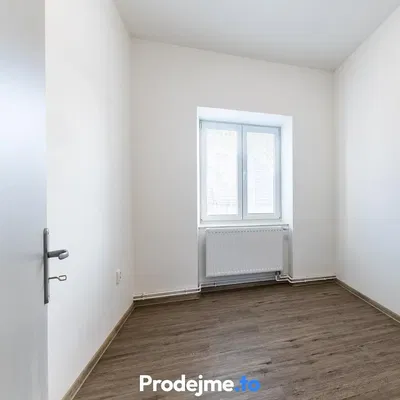 Schlafzimmer; tageslicht, holzboden, renoviert