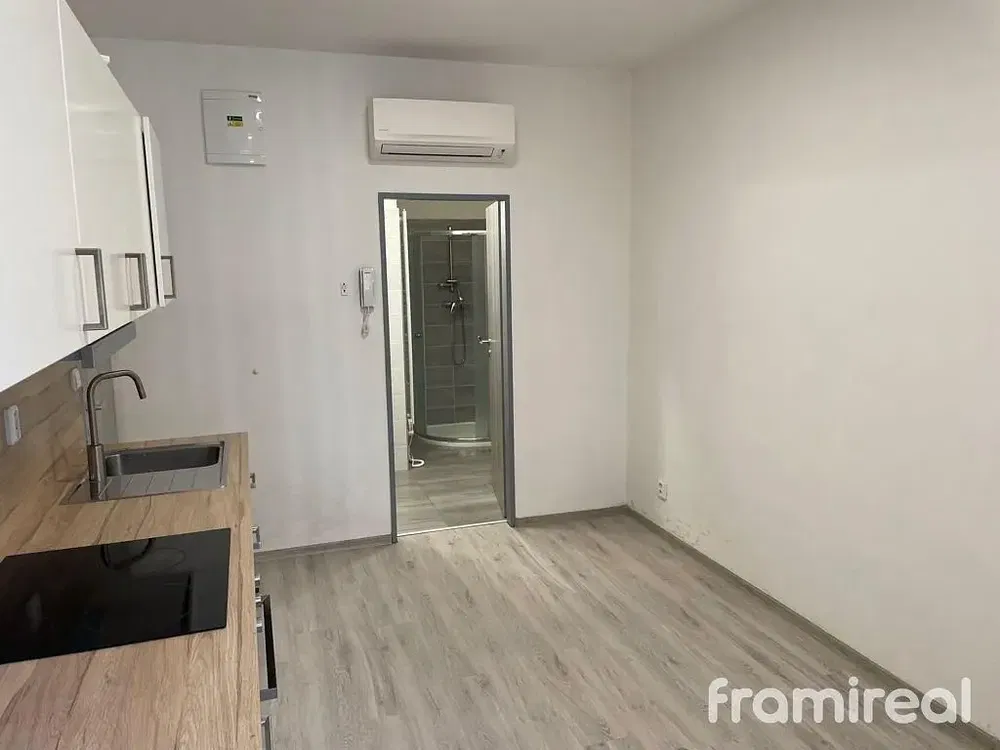 Kuchyně; dřevěná podlaha, po rekonstrukci, přirozené světlo