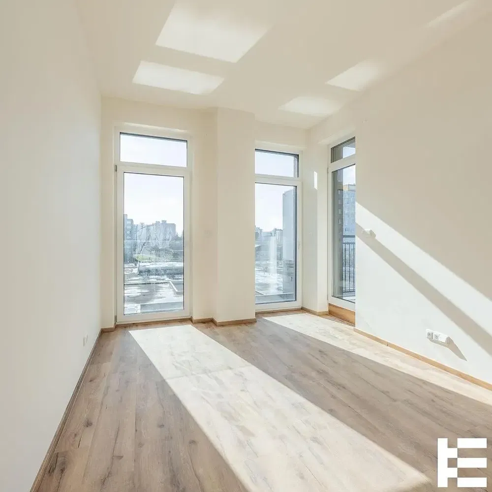 Obývačka; výhľad, drevená podlaha, prirodzené svetlo