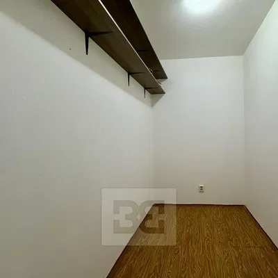 Komora; dřevěná podlaha, přirozené světlo