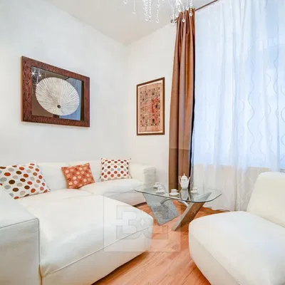 Obývací pokoj; moderní styl, dřevěná podlaha, přirozené světlo