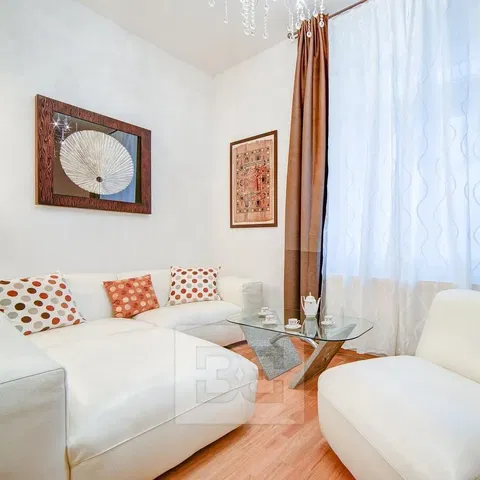 غرفة معيشة; أسلوب عصري, أرضية خشبية, ضوء طبيعي