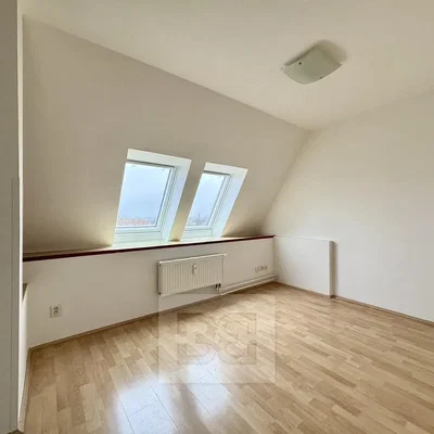 Dětský pokoj; přirozené světlo, dřevěná podlaha