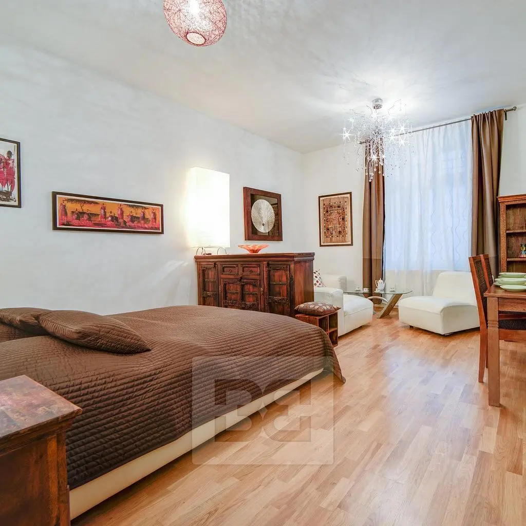 Ložnice; dřevěná podlaha, moderní styl, přirozené světlo