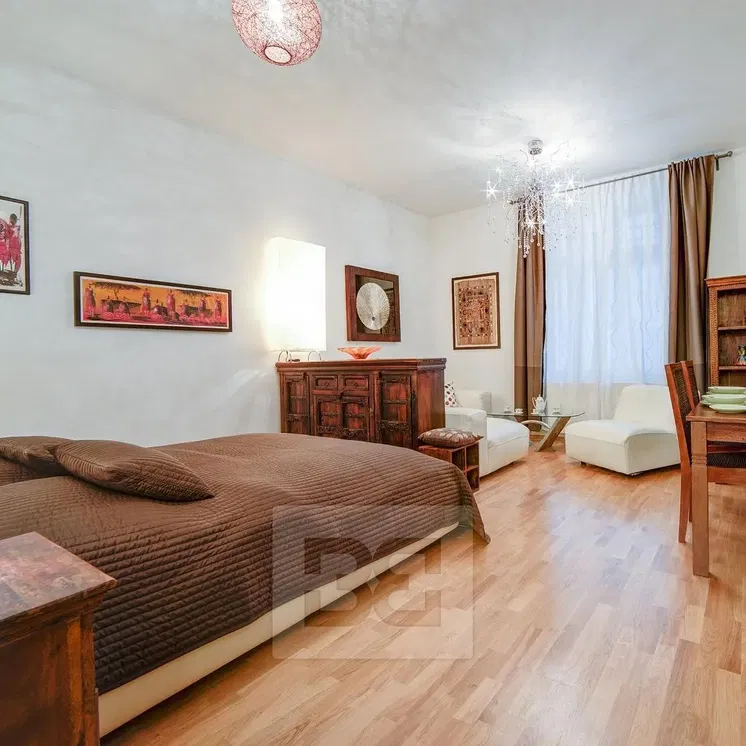 Ložnice; dřevěná podlaha, moderní styl, přirozené světlo