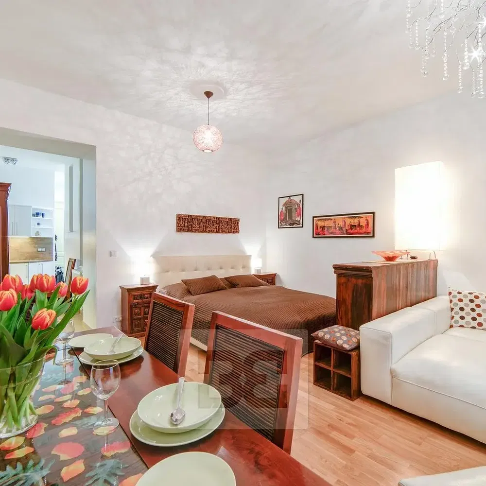 Ložnice; přirozené světlo, moderní styl