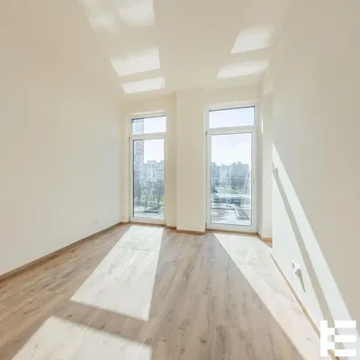 Obývačka; výhľad, drevená podlaha, prirodzené svetlo