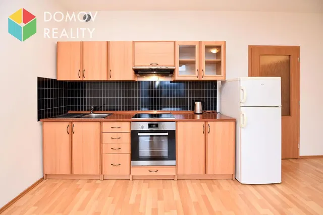 Cucina; elettrodomestici, pavimento in legno, ristrutturato, luce naturale, stile moderno