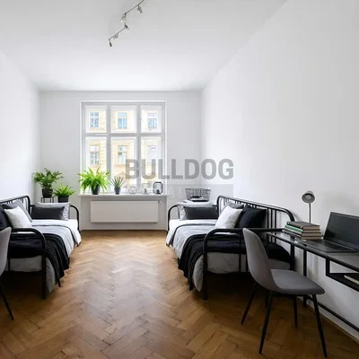 Schlafzimmer; holzboden, tageslicht, moderner stil