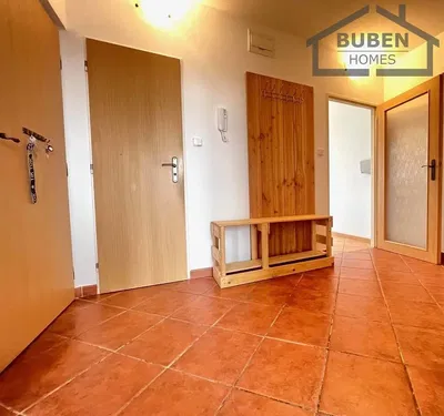 Guardaroba; pavimento in piastrelle