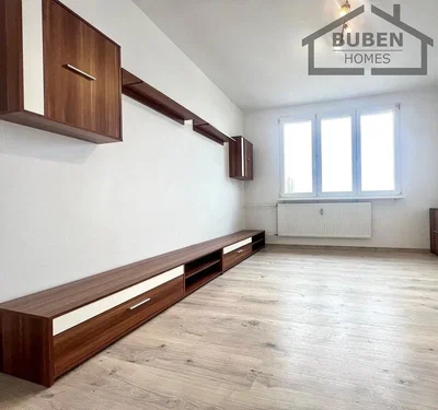 Soggiorno; pavimento in legno, luce naturale, stile moderno