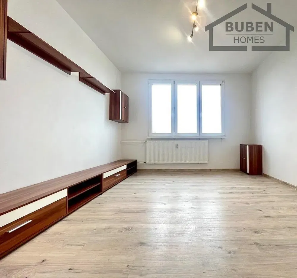 Dnevni boravak; drveni pod, prirodna svjetlost, moderan stil