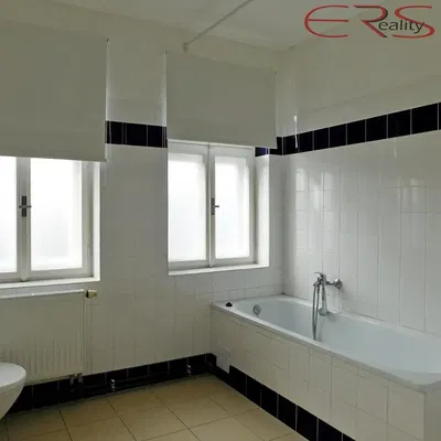 Banyo; fayans zemin, doğal ışık