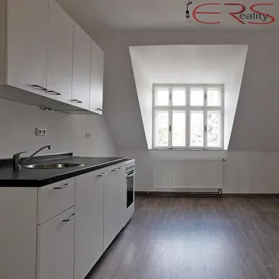 Mutfak; mutfak aletleri, doğal ışık, modern stil, ahşap zemin