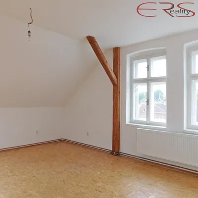 Yatak odası; ahşap kirişler, doğal ışık