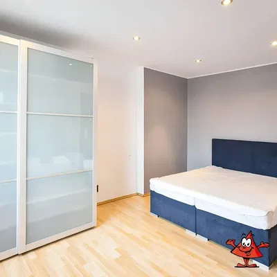 Yatak odası; ahşap zemin, doğal ışık