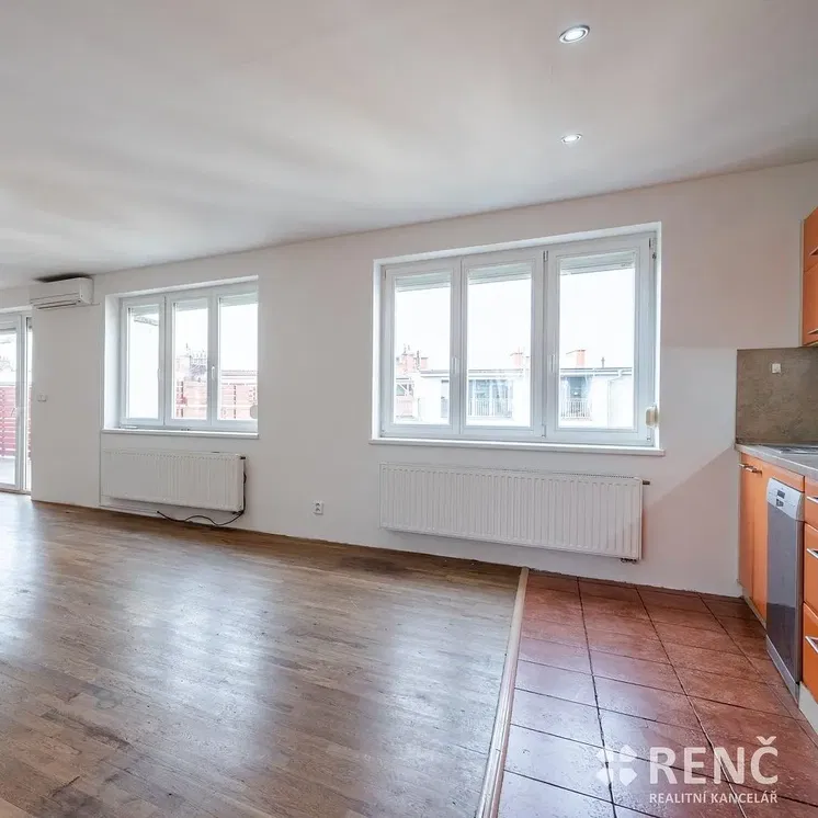 Kuhinja; pogled, drveni pod, prirodno svjetlo, renoviran