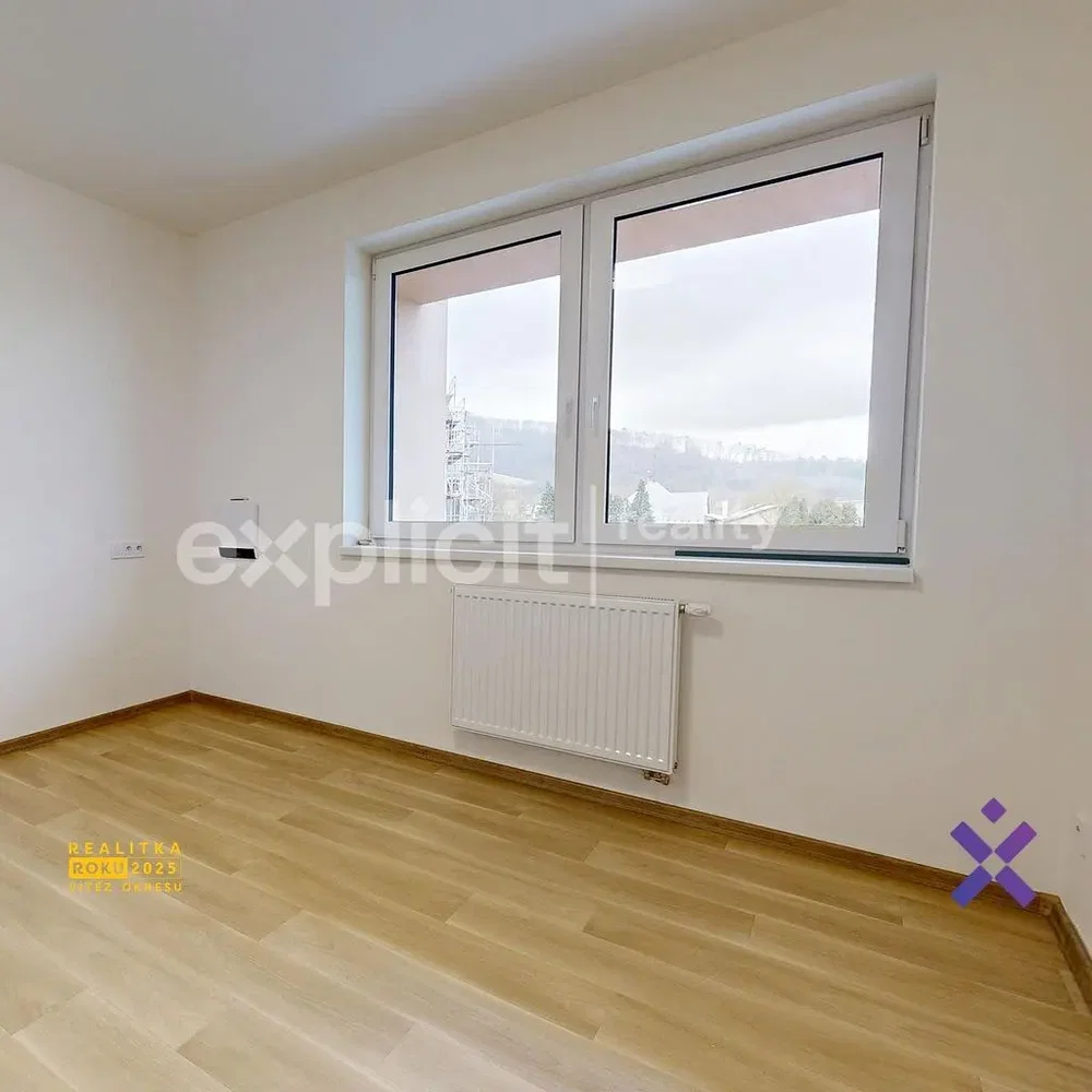 Spálňa; výhľad, drevená podlaha, prirodzené svetlo