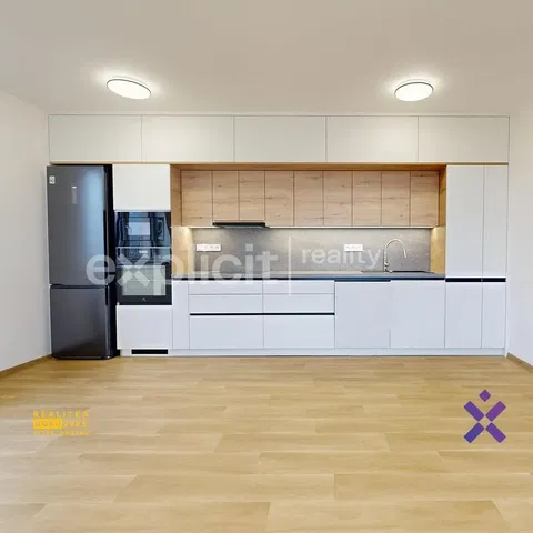 Kuchyňa; kuchynské spotrebiče, po rekonštrukcii, drevená podlaha, prirodzené svetlo