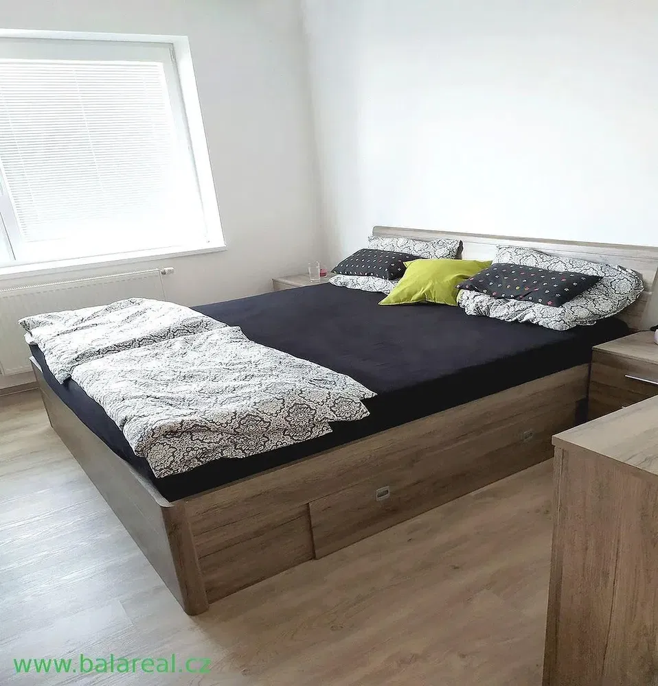 Camera da letto; luce naturale, pavimento in legno