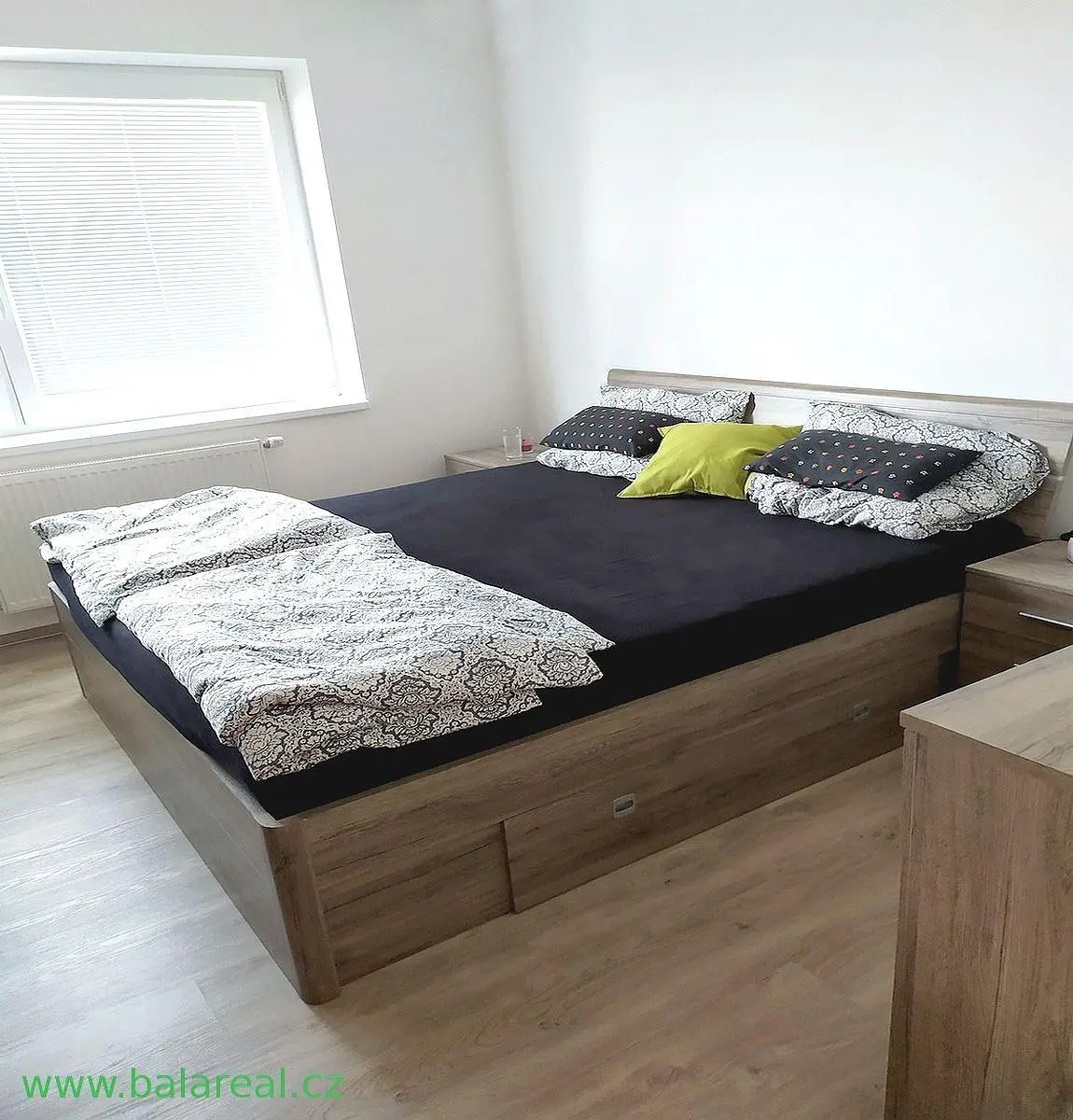 Camera da letto; luce naturale, pavimento in legno