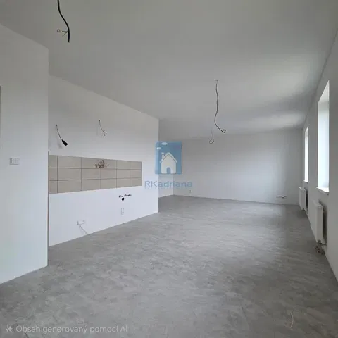 Kuchyně; nutná rekonstrukce, dlažba, přirozené světlo