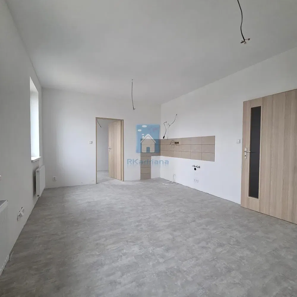 Wohnzimmer; renovierungsbedürftig, tageslicht, fliesenboden