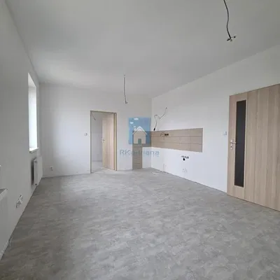 Wohnzimmer; renovierungsbedürftig, tageslicht, fliesenboden