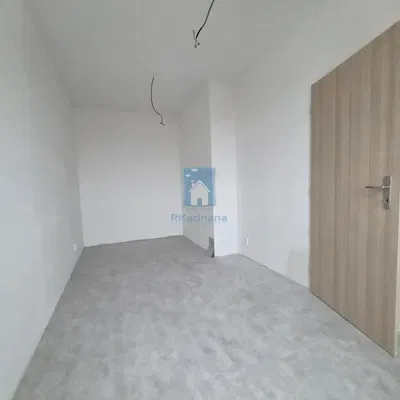 Sonstiges; renovierungsbedürftig, tageslicht