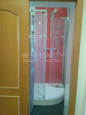 Banyo; fayans zemin, tadilatlı, doğal ışık