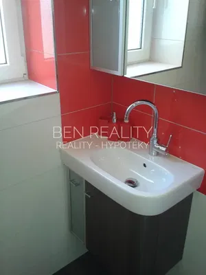 Banyo; fayans zemin, tadilatlı, doğal ışık