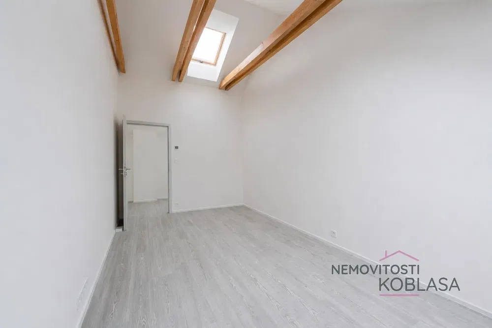 Chambre; poutres en bois, lumière naturelle, rénové, carrelage
