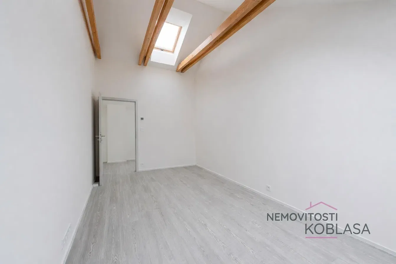Chambre; poutres en bois, lumière naturelle, rénové, carrelage