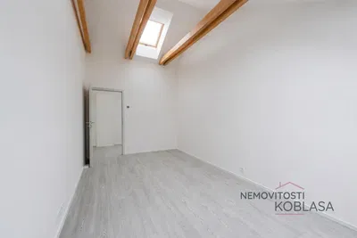 Chambre; poutres en bois, lumière naturelle, rénové, carrelage