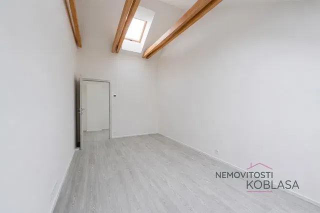 Chambre; poutres en bois, lumière naturelle, rénové, carrelage