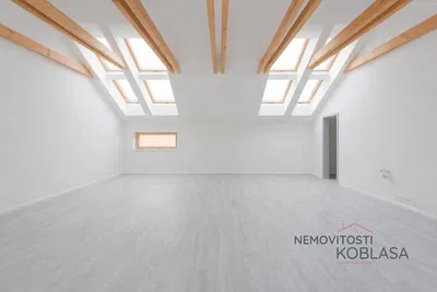 Chambre d'enfant; lumière naturelle, poutres en bois