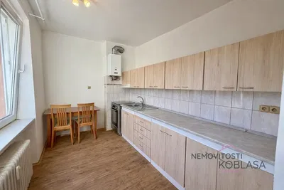 Kuhinja; kućanski aparati, pločice, renoviran, prirodna svjetlost