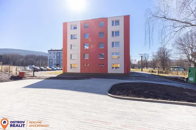 Dům a okolí; výhled